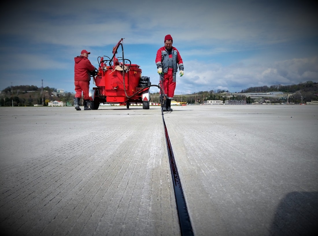Герметизация швов сжатия в аэродромном покрытии