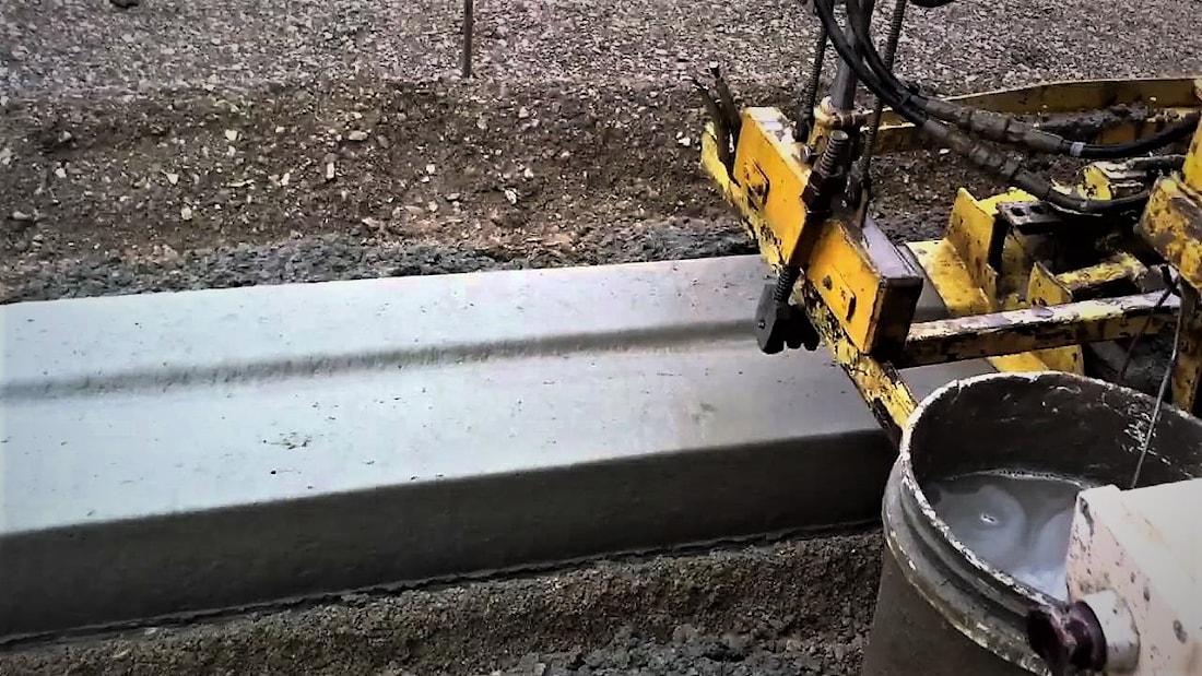 Устройство монолитных бордюров с помощью бетоноукладчика