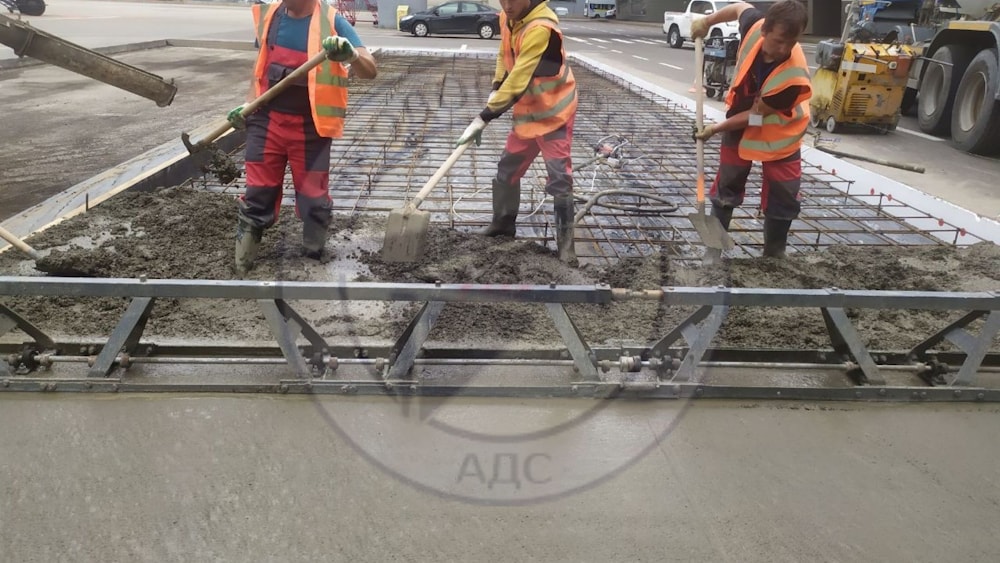 Укладка и уплотнение бетонной смеси с применением виброреек