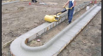 Устройство водоотводных лотков бетоноукладчиком